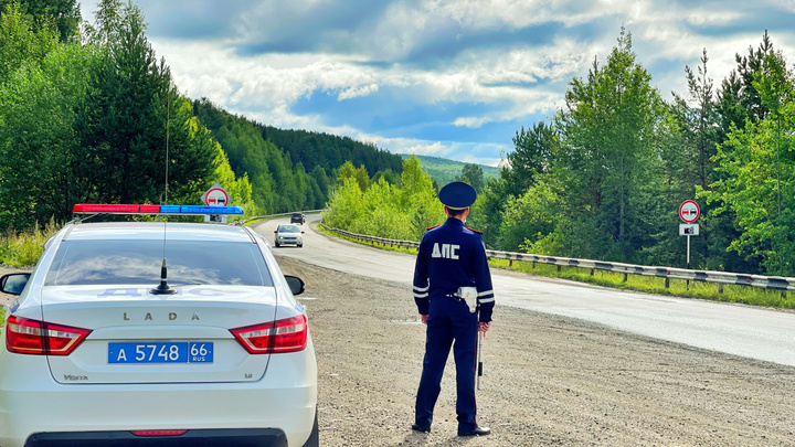 В Свердловской области автоинспекторы тайно ловили лихачей, совершающих опасные обгоны: видео