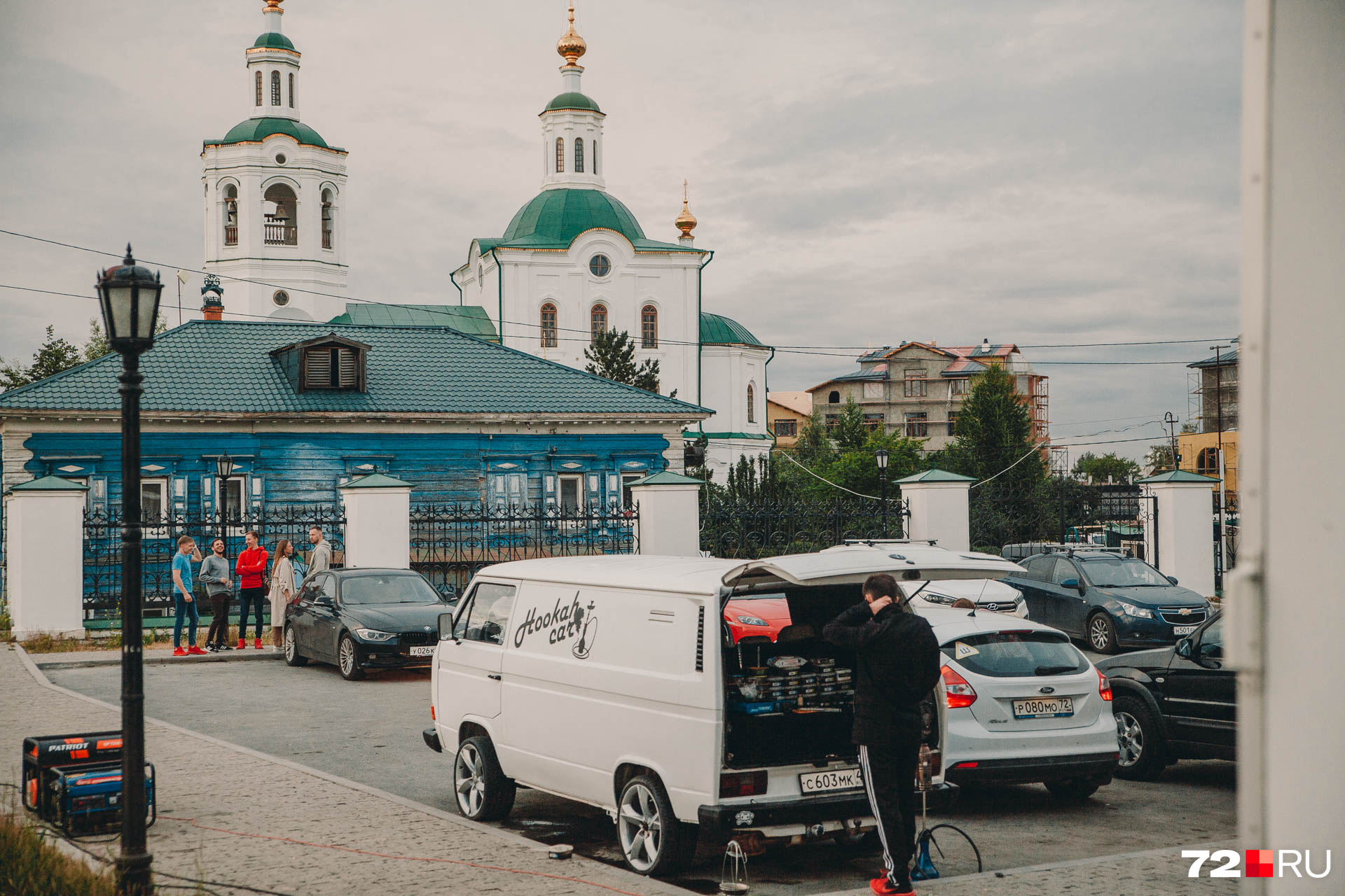 Парковка у забора частного дома