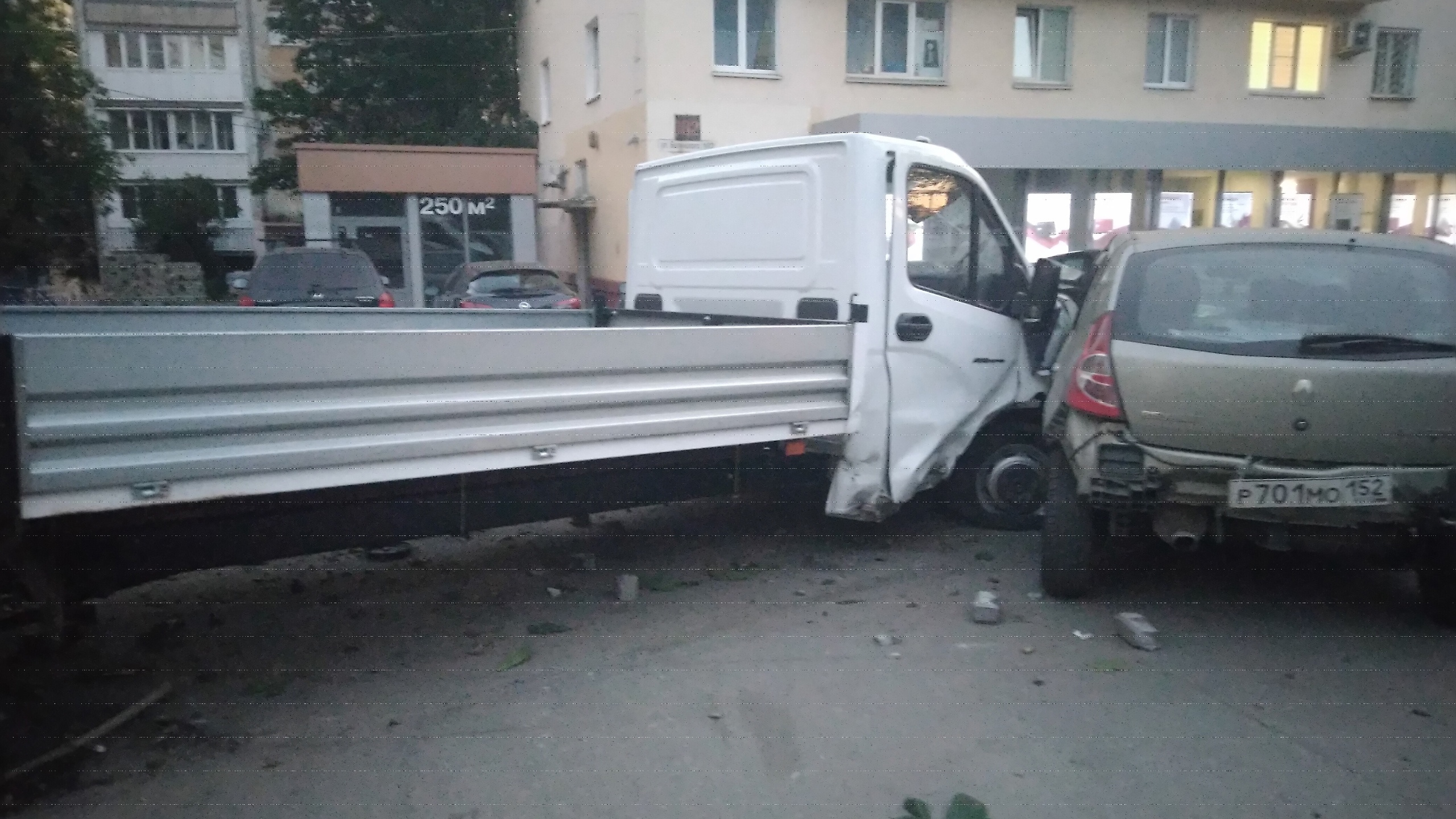 «Газель» и BMW после аварии протаранили крыльцо магазина в центре города