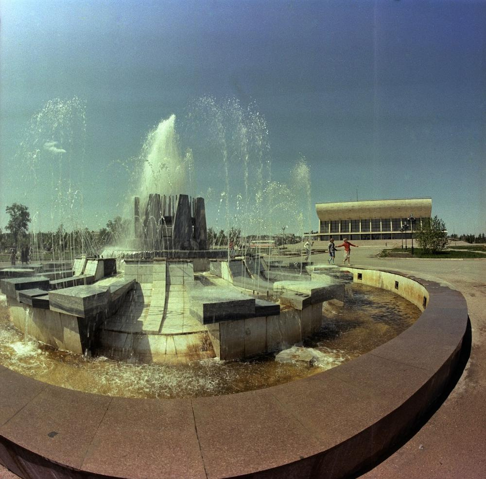 Когда-то напротив Дворца спорта играл струями фонтан 