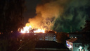 В центре Екатеринбурга полыхает пятиэтажка. Огонь охватил крышу здания