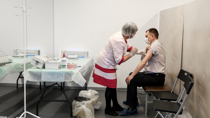 «Привьют и слева, и справа»: Минздрав России разрешил вакцинировать граждан от COVID-19 и гриппа одновременно