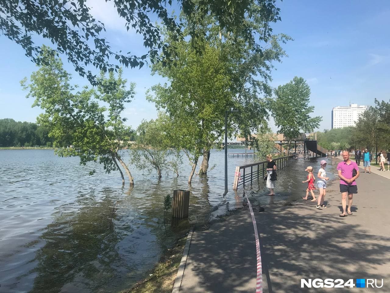 Вода затапливает новые участки Вода затапливает новые участки