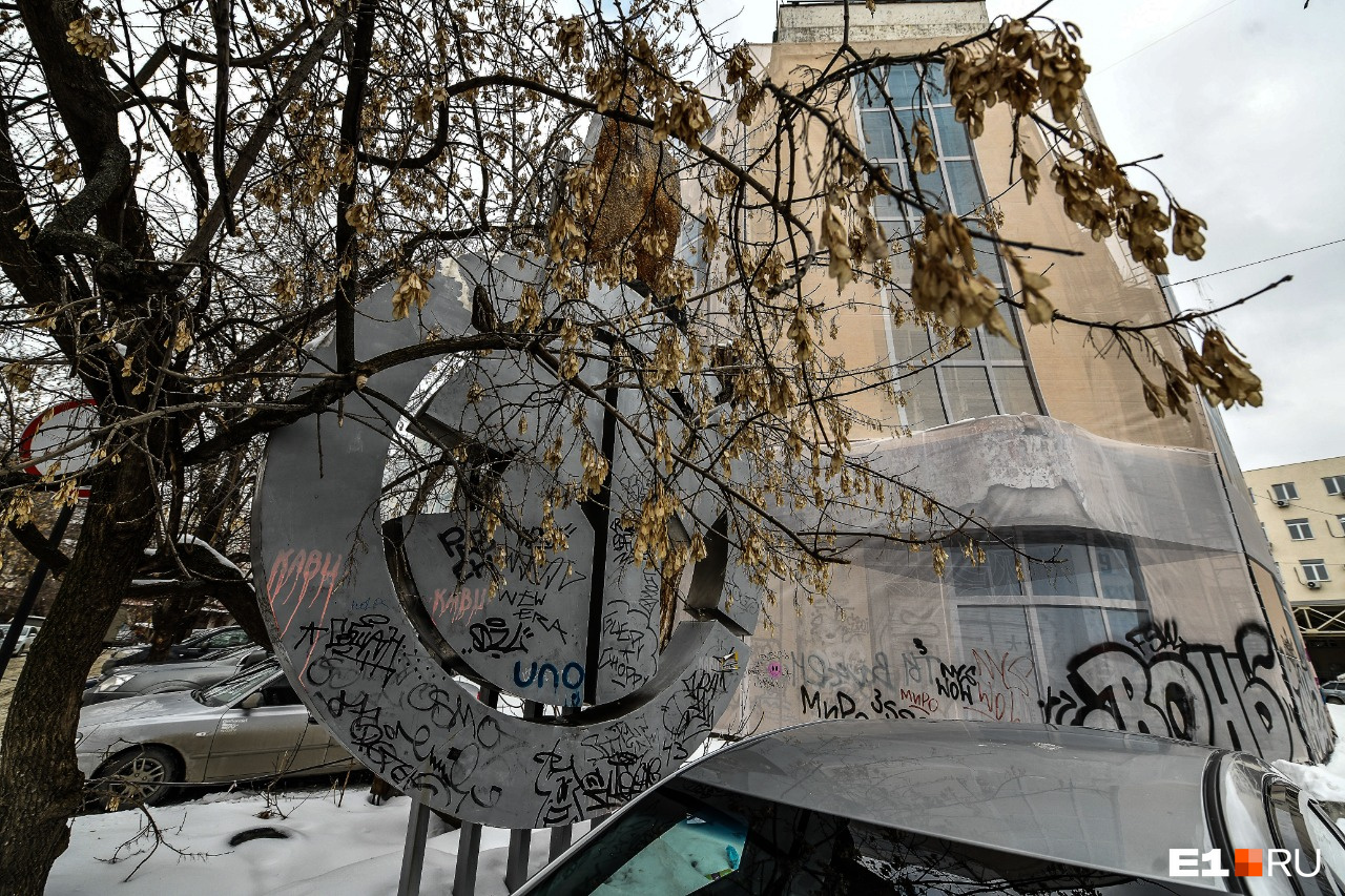 Рядом с домом до сих пор стоит логотип предприятия «Союзхлеб» Рядом с домом до сих пор стоит логотип предприятия «Союзхлеб»