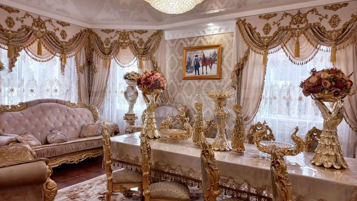 Золото и «дворцовый стиль»: смотрим провинциальное барокко в коттеджах Нижнего Новгорода
