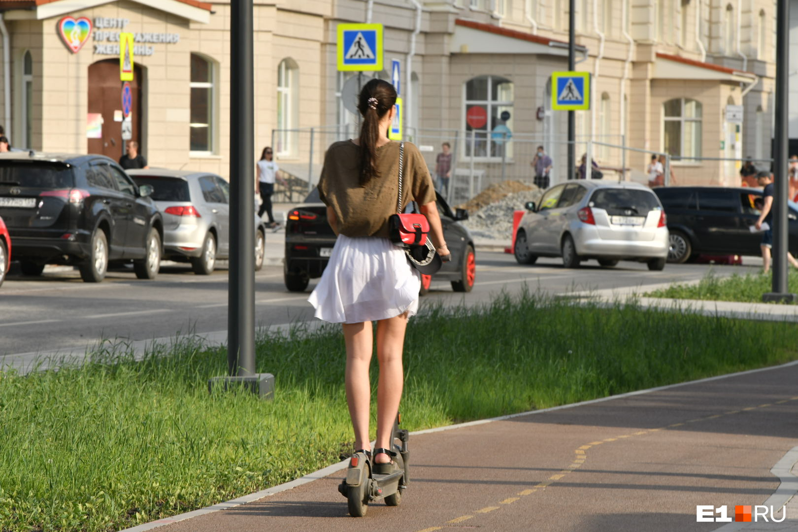 Пора юбок, шорт и легких платьев в этом году наступила в Екатеринбурге раньше обычного