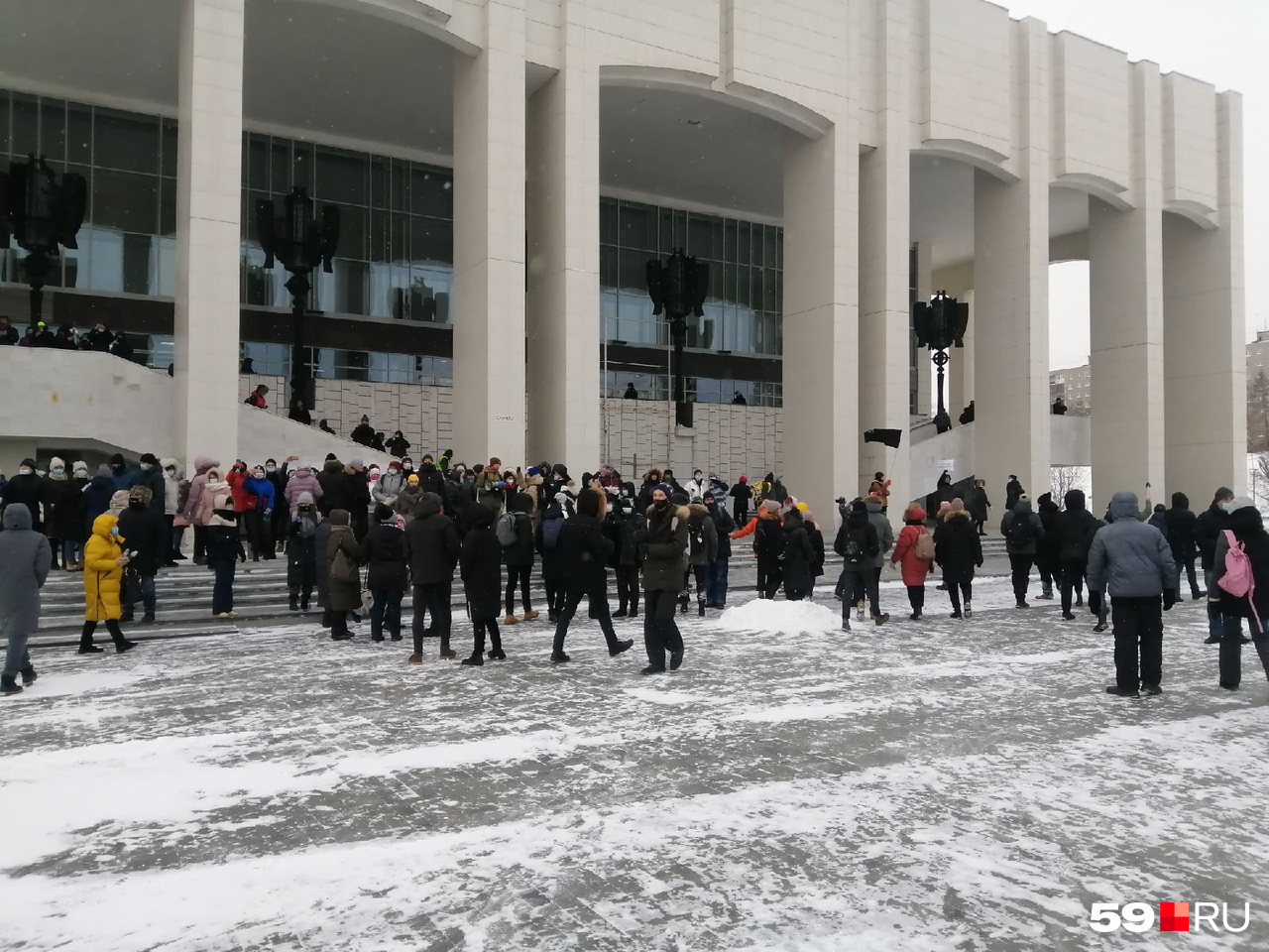 Участники акции в поддержку Навального дошли до здания Театра-Театра Участники акции в поддержку Навального дошли до здания Театра-Театра