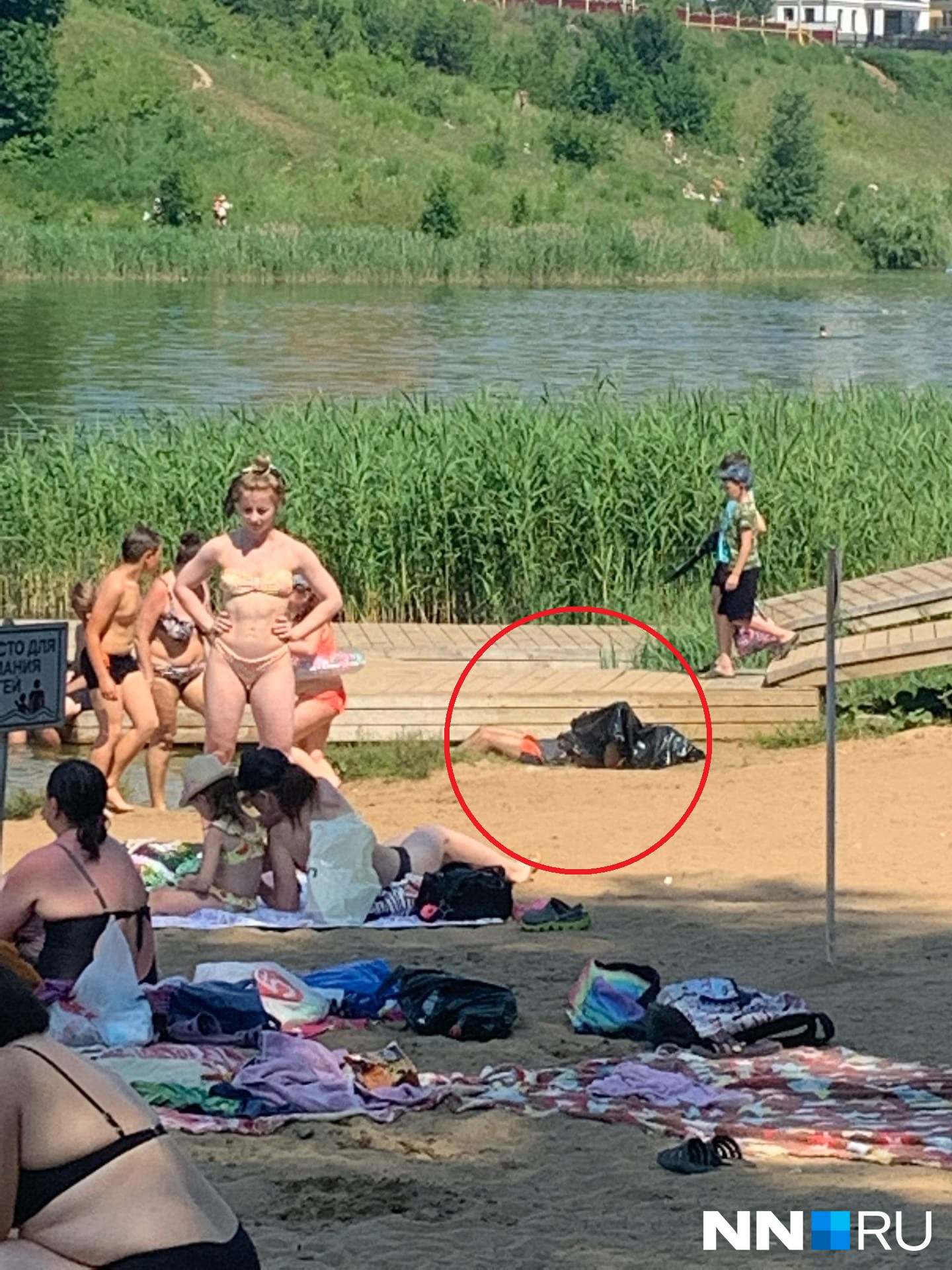 Отдыхающие не обращали внимания на тело Отдыхающие не обращали внимания на тело