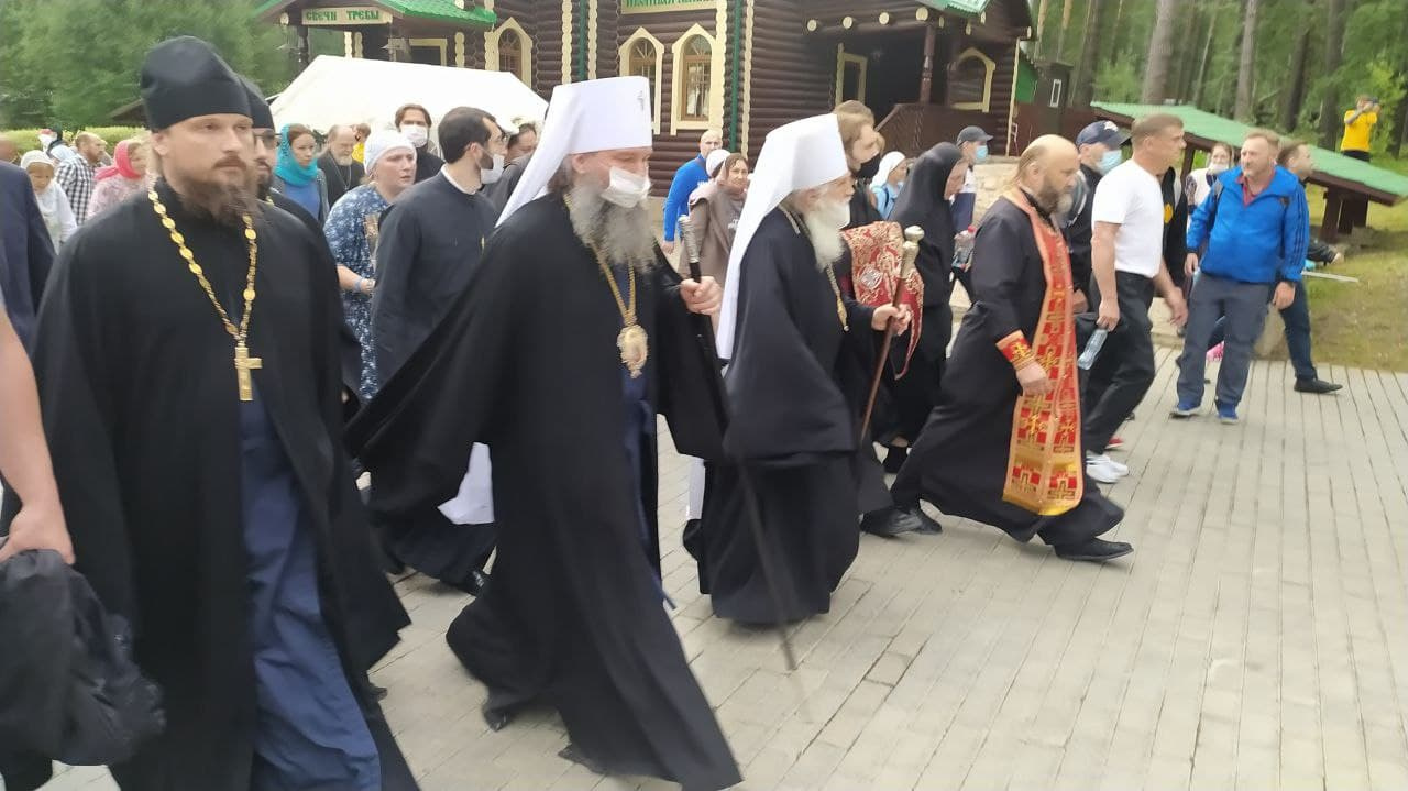 Пару дней назад митрополит заявил, что <a href="https://www.e1.ru/text/religion/2021/07/15/70025612/" target="_blank" class="_">ничего не знает о крестном ходе</a> Пару дней назад митрополит заявил, что <a href="https://www.e1.ru/text/religion/2021/07/15/70025612/" target="_blank" class="_">ничего не знает о крестном ходе</a>