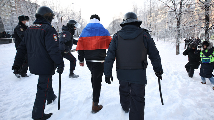 На несогласованной с властями акции протеста в Челябинске начались первые задержания