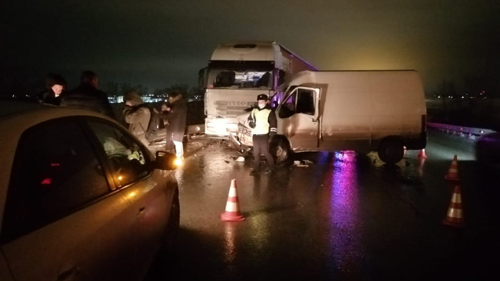 В лобовом ДТП на Челябинском тракте столкнулись фургон и фура