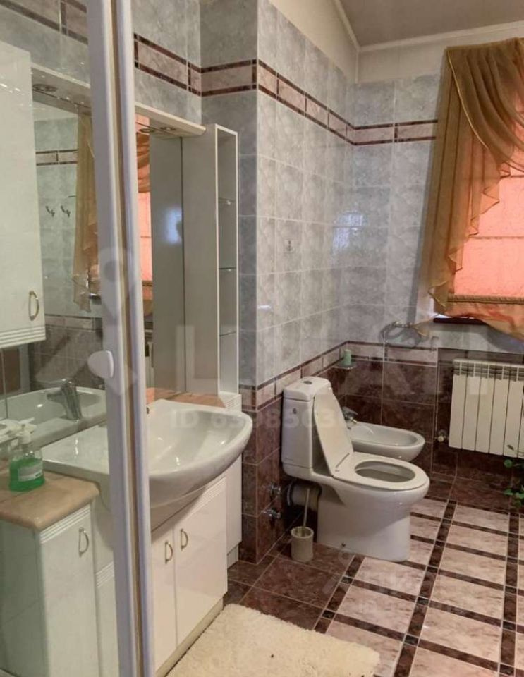 В уборной есть не только унитаз, но и биде В уборной есть не только унитаз, но и биде