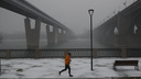 Снег и метель: в Новосибирск пришла зима — 20 атмосферных фото, как заметает город