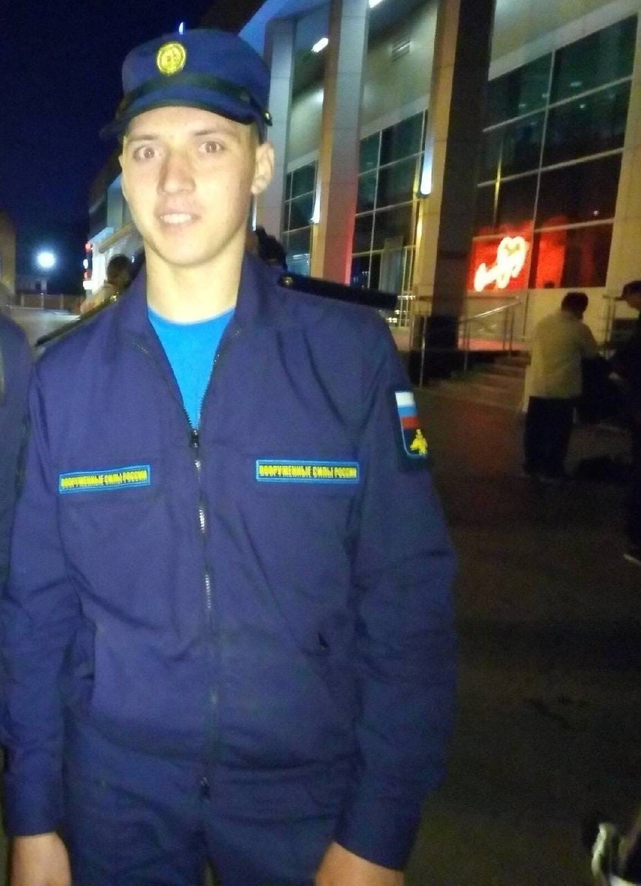 Этот снимок сделан на тюменском вокзале, как раз перед отправкой Жени на срочную службу Этот снимок сделан на тюменском вокзале, как раз перед отправкой Жени на срочную службу