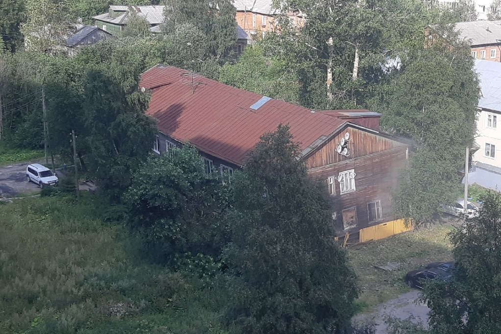 Даже издалека видно, что деревянный дом наклонен в одну сторону Даже издалека видно, что деревянный дом наклонен в одну сторону