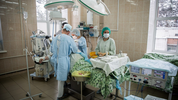 Кузбасские хирурги провели сложную операцию пациенту с раком легких