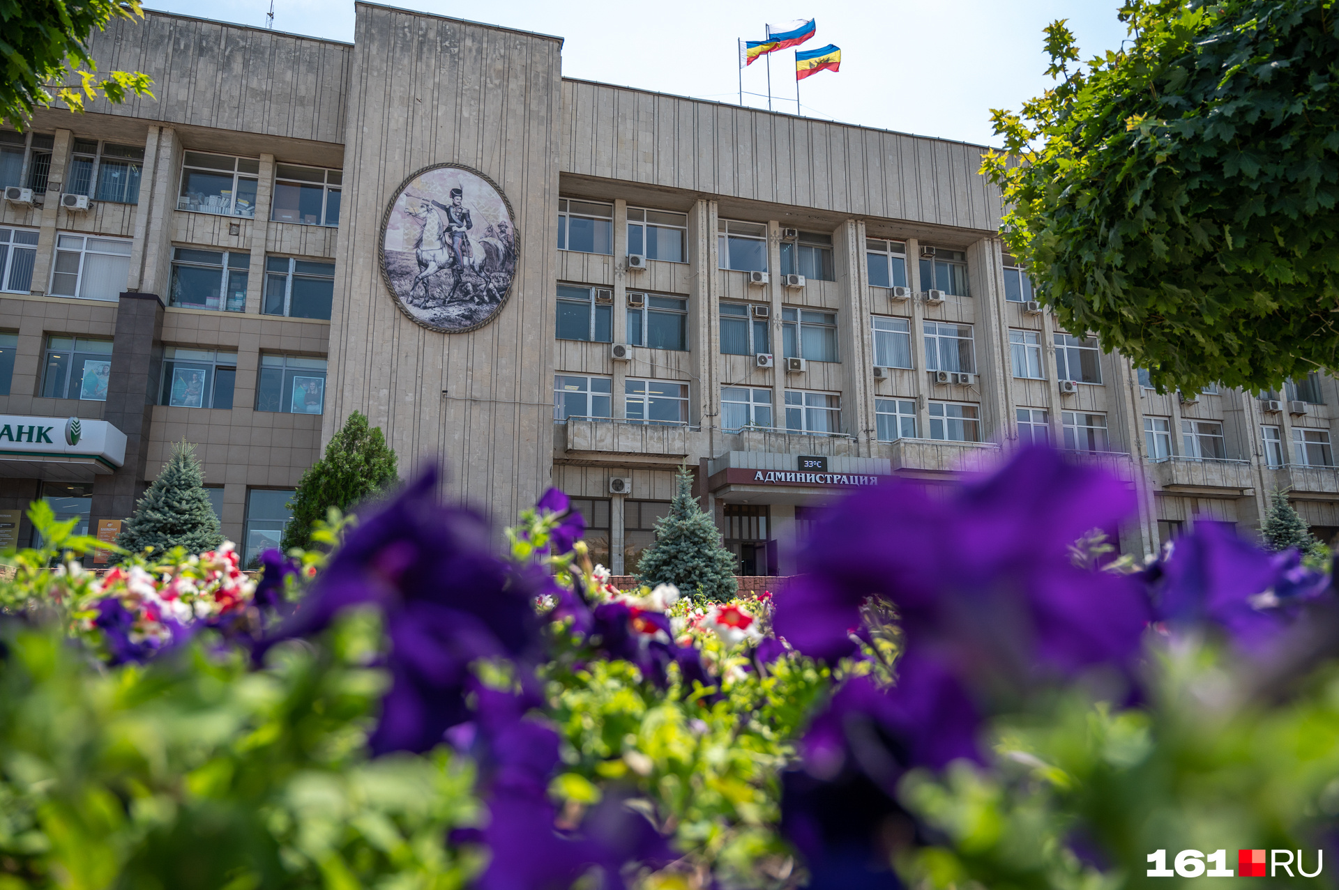 Здание администрации города тоже украшено изображением Матвея Платова