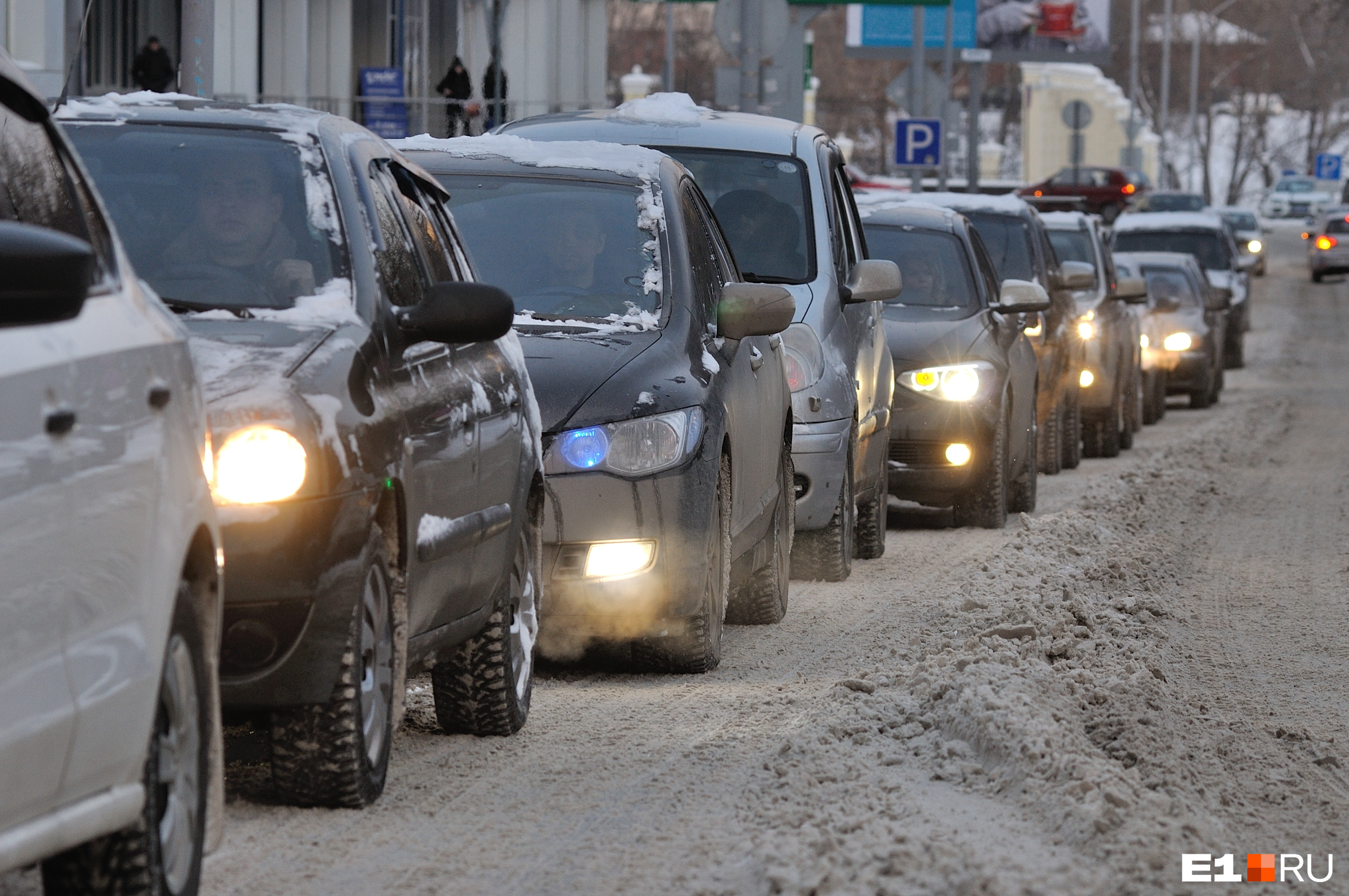 В Екатеринбурге — вновь рекордные пробки. Транспорт встал, водители психуют