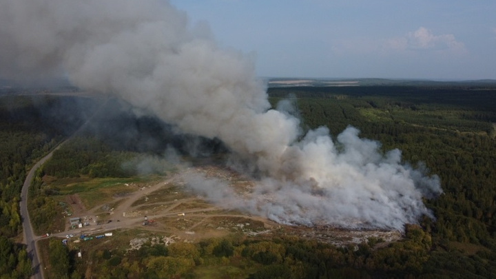 В Свердловской области крупный пожар на мусорном полигоне. Когда его потушат
