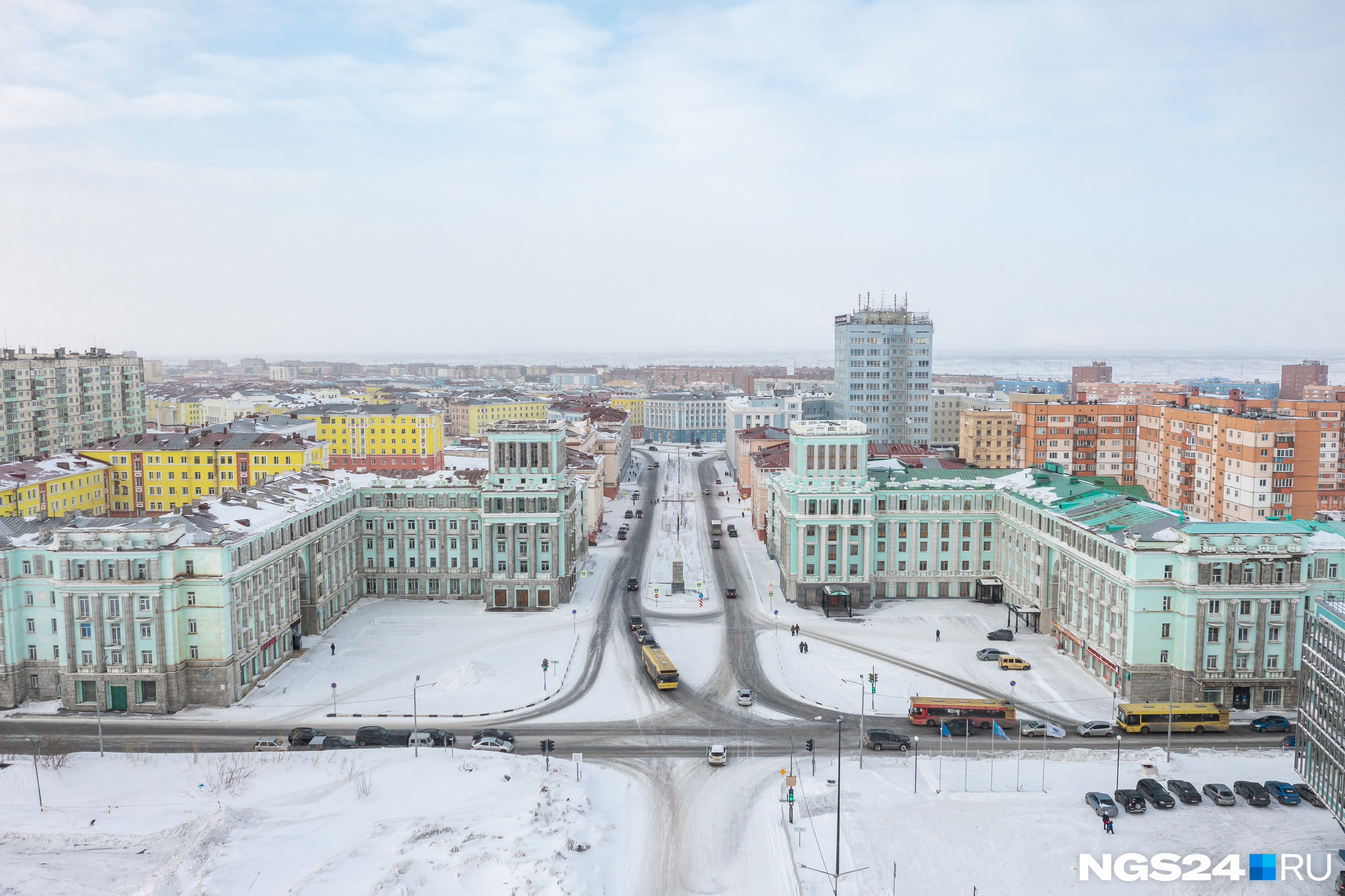 Норильск — очень необычный город. Один местный житель признался нам, что световой день здесь для него равняется двум <nobr class="_">в Красноярске —</nobr> из-за тяжелого климата стареет здесь якобы быстрее