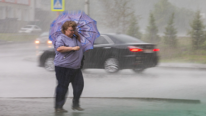 Сильный ветер ворвался в Красноярск раньше прогнозируемого срока