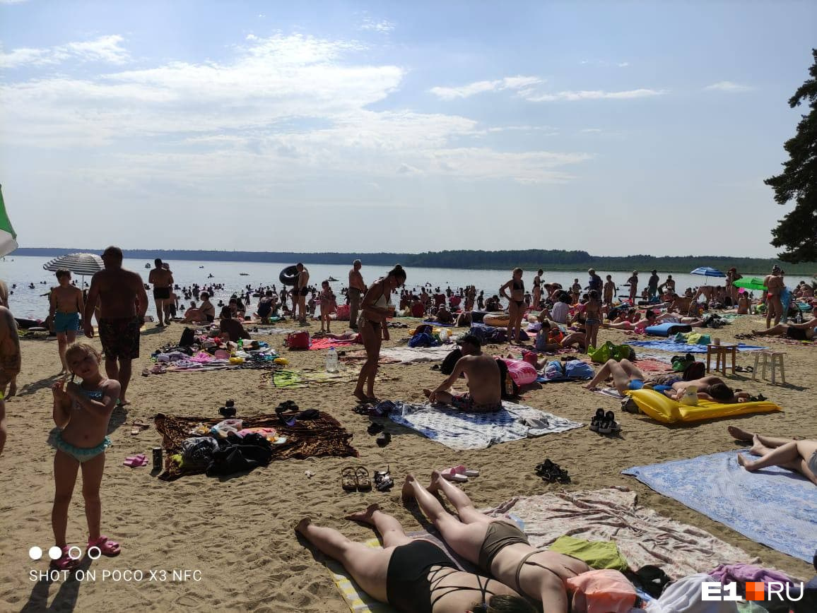 Пляж на Балтыме забит людьми
