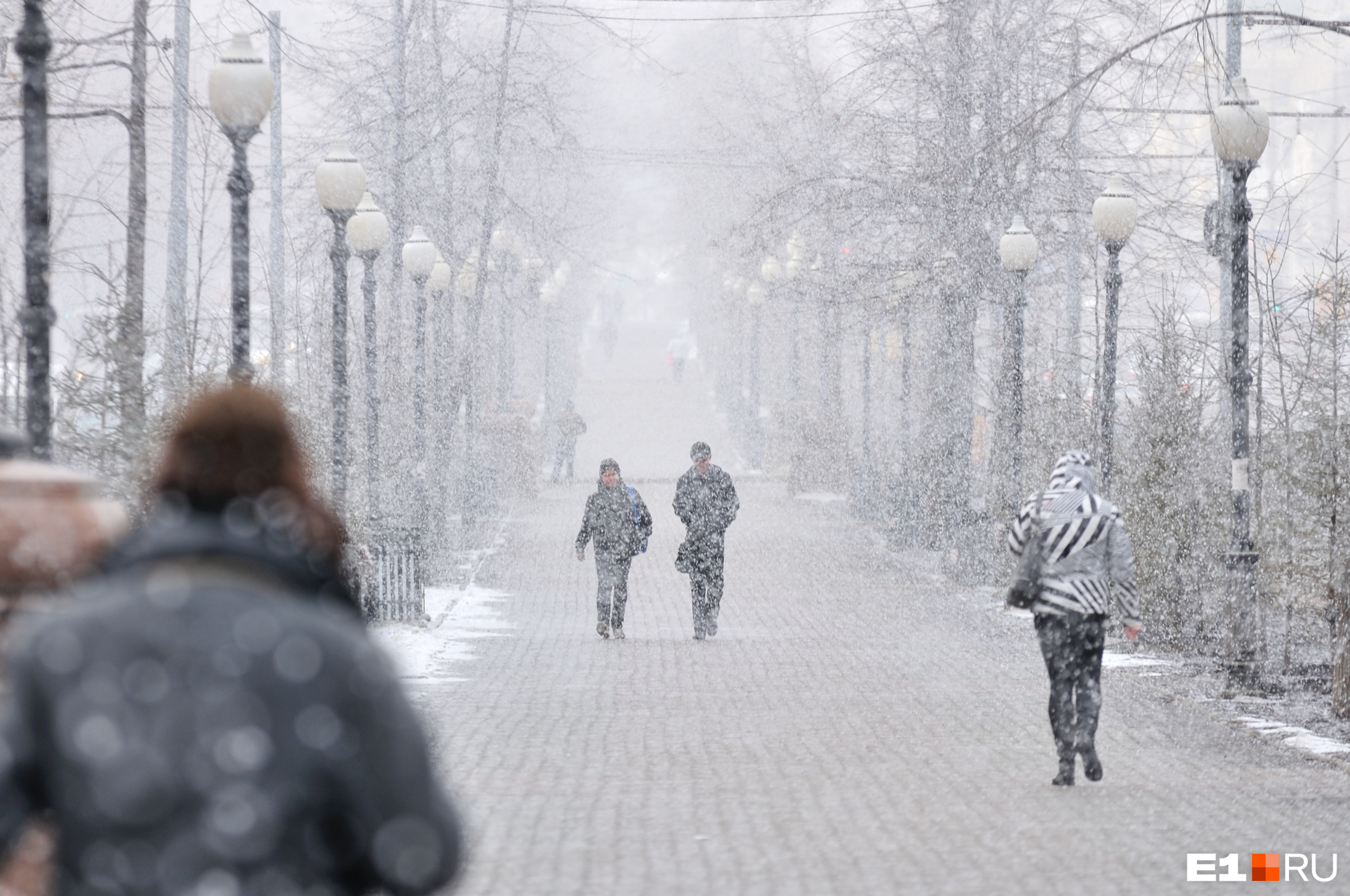 Соседние регионы заметает снегом, трассы закрыты. Доберется ли непогода до Екатеринбурга?