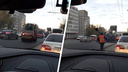 «Заняли две полосы»: видео из пробки перед площадью Труда, где в час пик укладывают асфальт