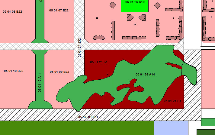 На другой карте уже обозначен «выявленный» участок леса (зеленое пятно на красном квадрате), он накладывается на магистрали