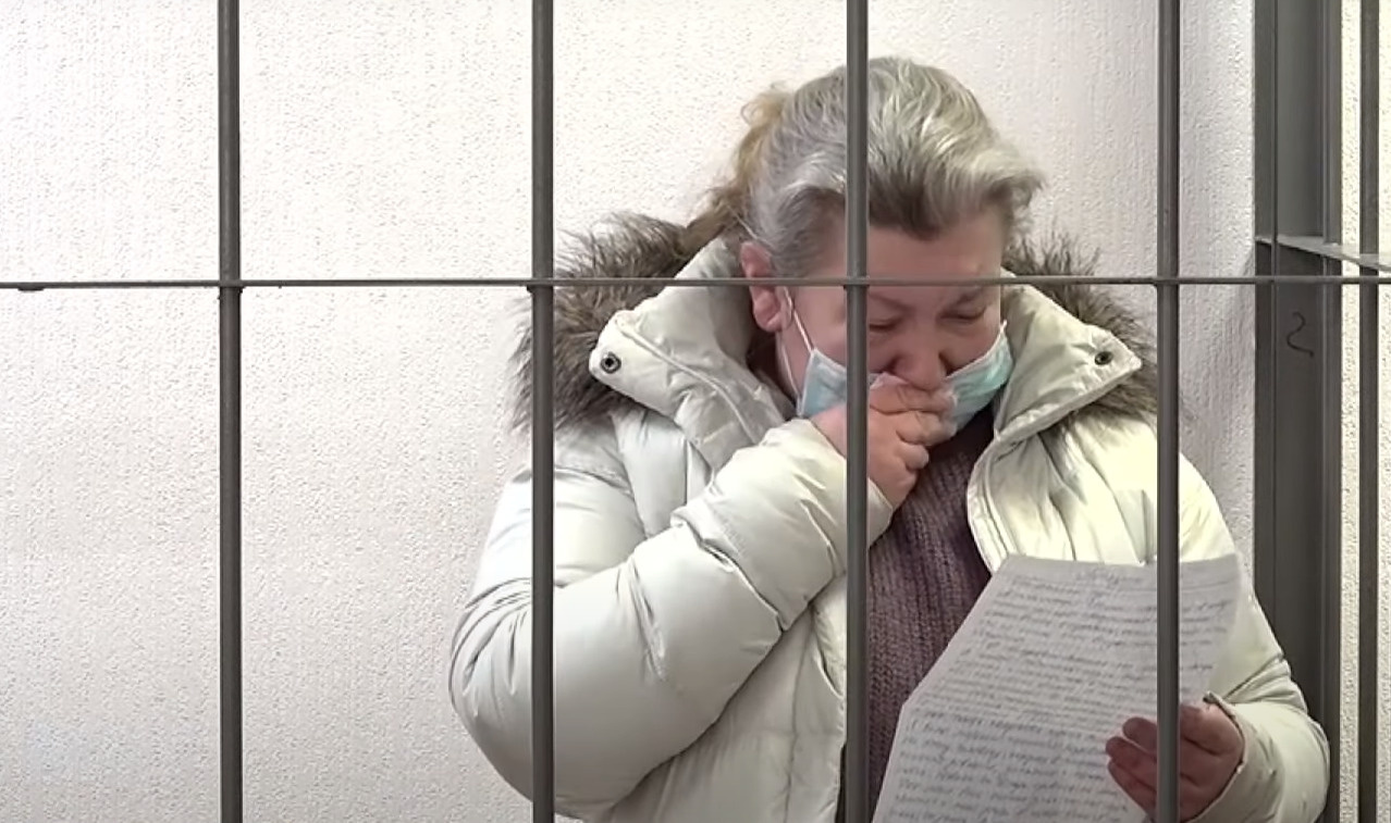 Тамилла зачитывает последнее слово на суде. Она попросила прощения у бывшего супруга, сказала, что искренне раскаивается в совершенном и очень рада, что муж остался жив Тамилла зачитывает последнее слово на суде. Она попросила прощения у бывшего супруга, сказала, что искренне раскаивается в совершенном и очень рада, что муж остался жив