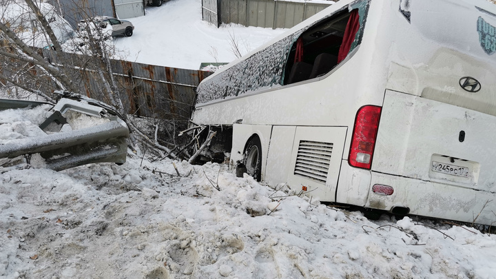 В Челябинске рейсовый автобус с пассажирами после столкновения с трактором вылетел с моста в овраг