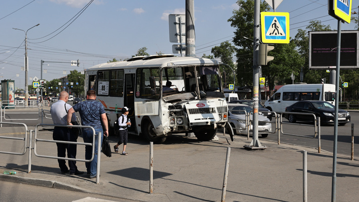 В Челябинске маршрутный ПАЗ после столкновения с «Газелью» проломил забор и вылетел на островок безопасности