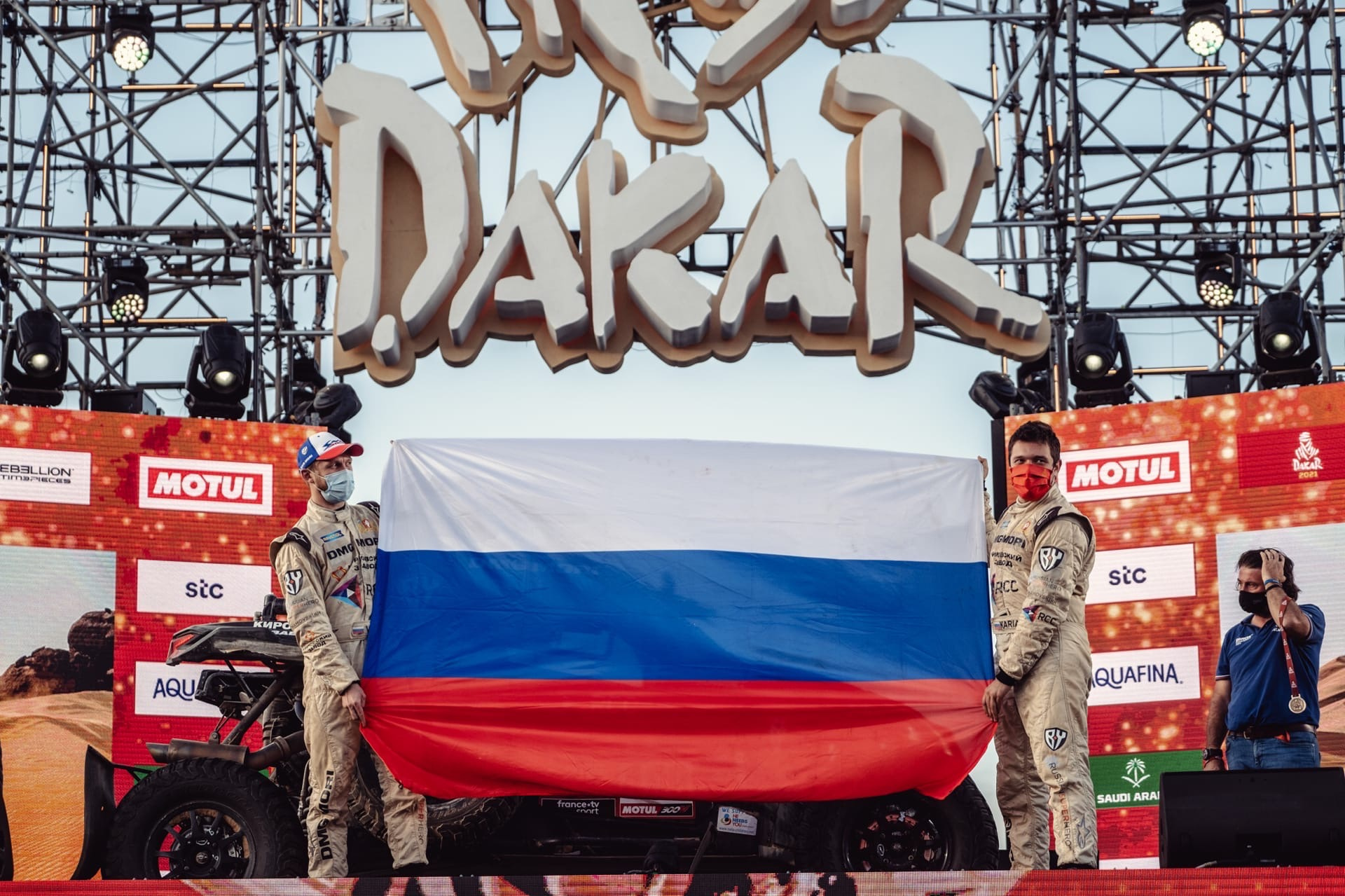 На старте и финише экипаж Сергея Карякина поднимал российский флаг