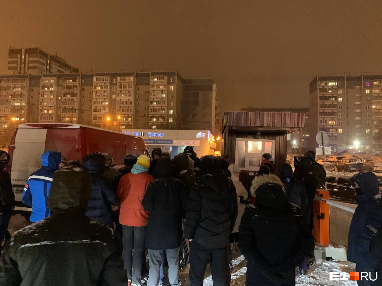 По словам местных жителей, полиция не смогла решить конфликт на месте По словам местных жителей, полиция не смогла решить конфликт на месте