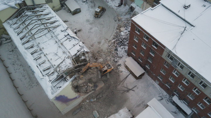 Соседний дом трещит по швам: в Екатеринбурге продолжают сносить конструктивистское здание на Декабристов
