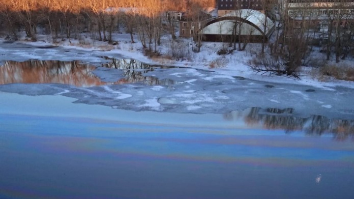 В реку Миасс в Челябинске попали нефтепродукты