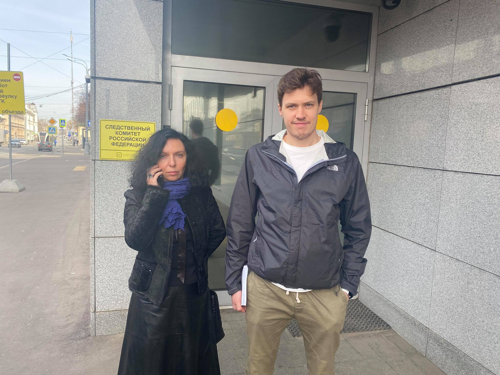 Адвокат Анна Ставицкая и Роман Анин после допроса в СК.