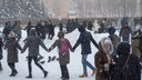 Жители Северодвинска в знак протеста водили хоровод. Кто-то поднял вверх синие трусы
