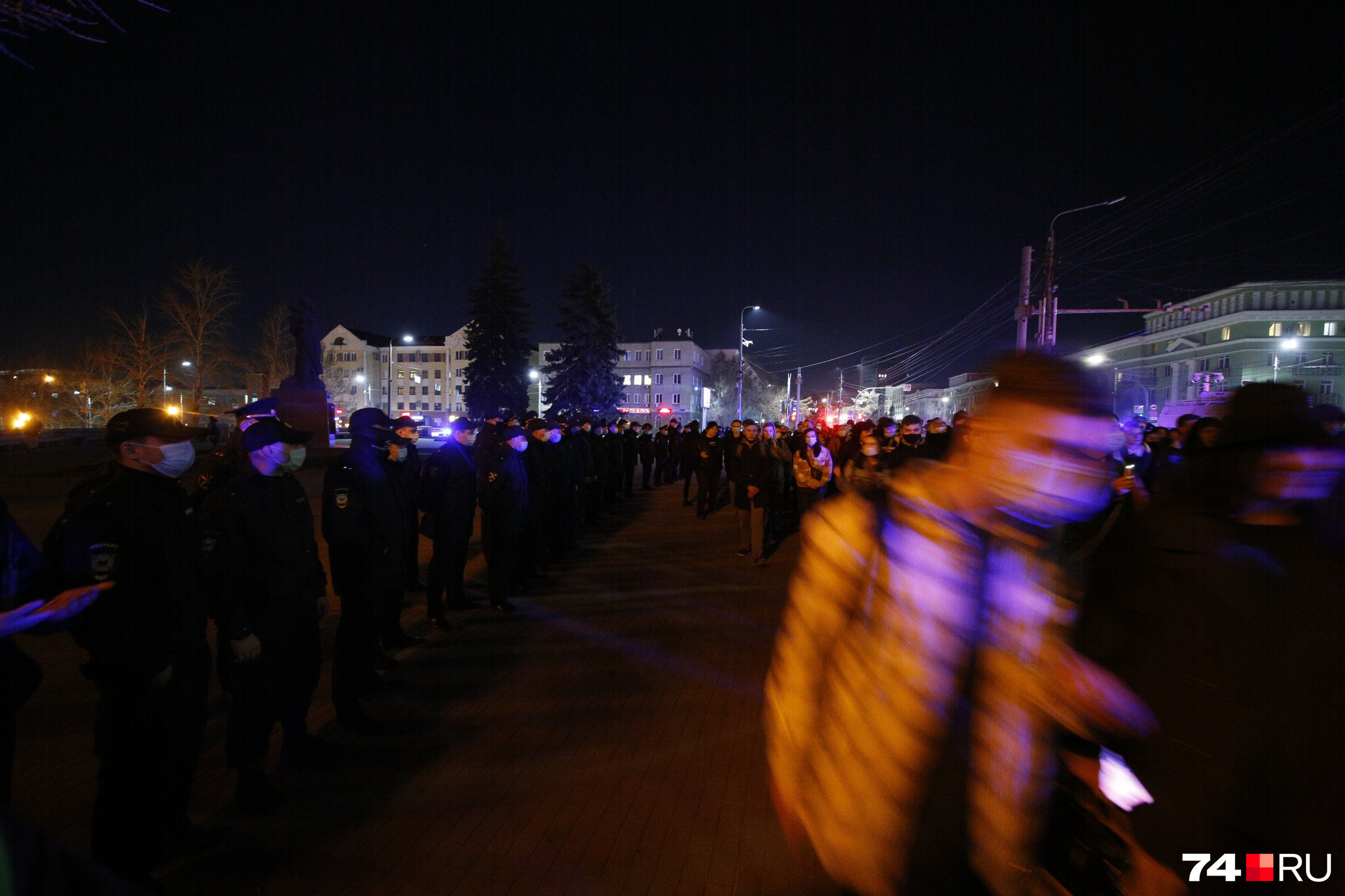 Поэтому участники несогласованной акции продолжили шествие по проспекту Ленина... 