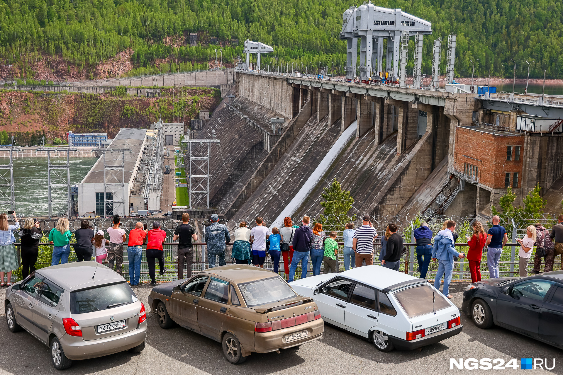Желающие продолжают приезжать к ГЭС, чтобы полюбоваться редким зрелищем