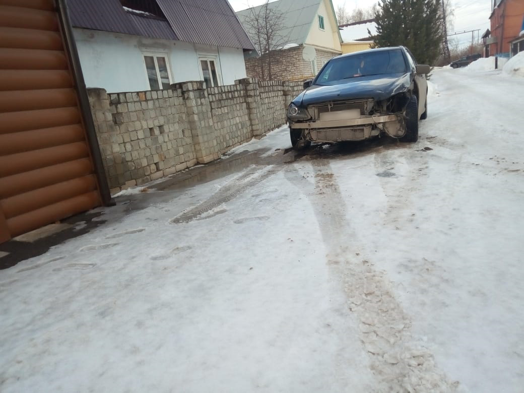 У первой машины снесенный бампер У первой машины снесенный бампер