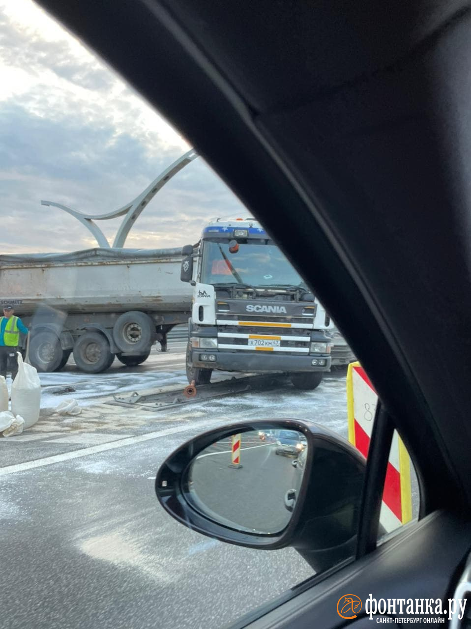 Большегруз попал в ДТП у съезда с ЗСД на Богатырский проспект в Петербурге  - 8 июля 2021 - ФОНТАНКА.ру