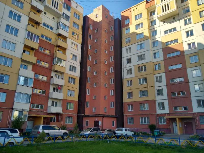 Кирпичная вставка между панельными домами на улице Малиновского готова на 75%  