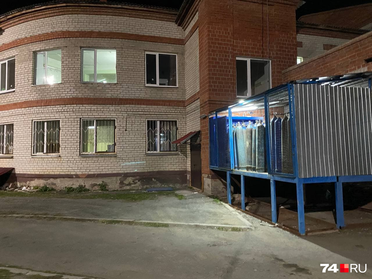 А вот пример Еткульской больницы — здесь газ хранят в баллонах А вот пример Еткульской больницы — здесь газ хранят в баллонах