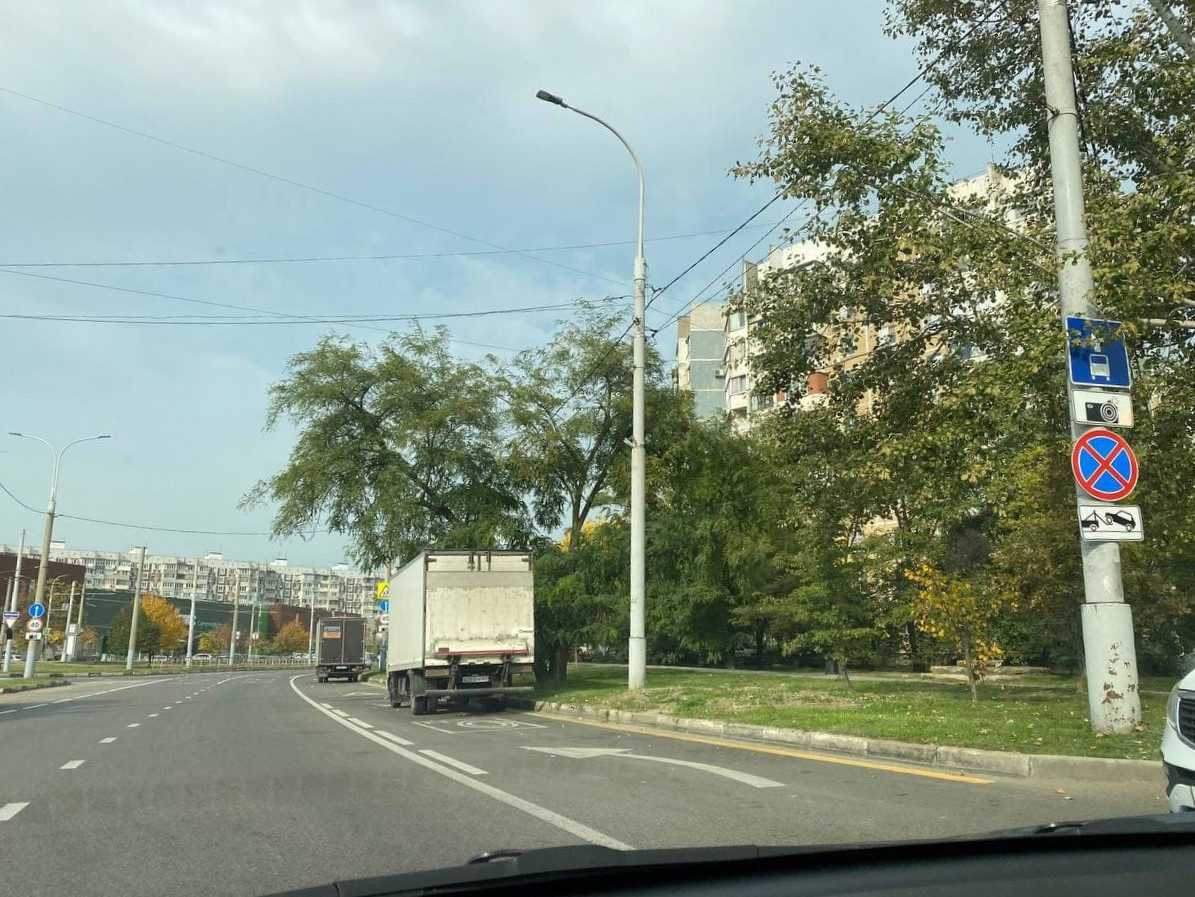 В Краснодаре на выделенках запрещено парковаться, но водителям грузовиков это не мешает