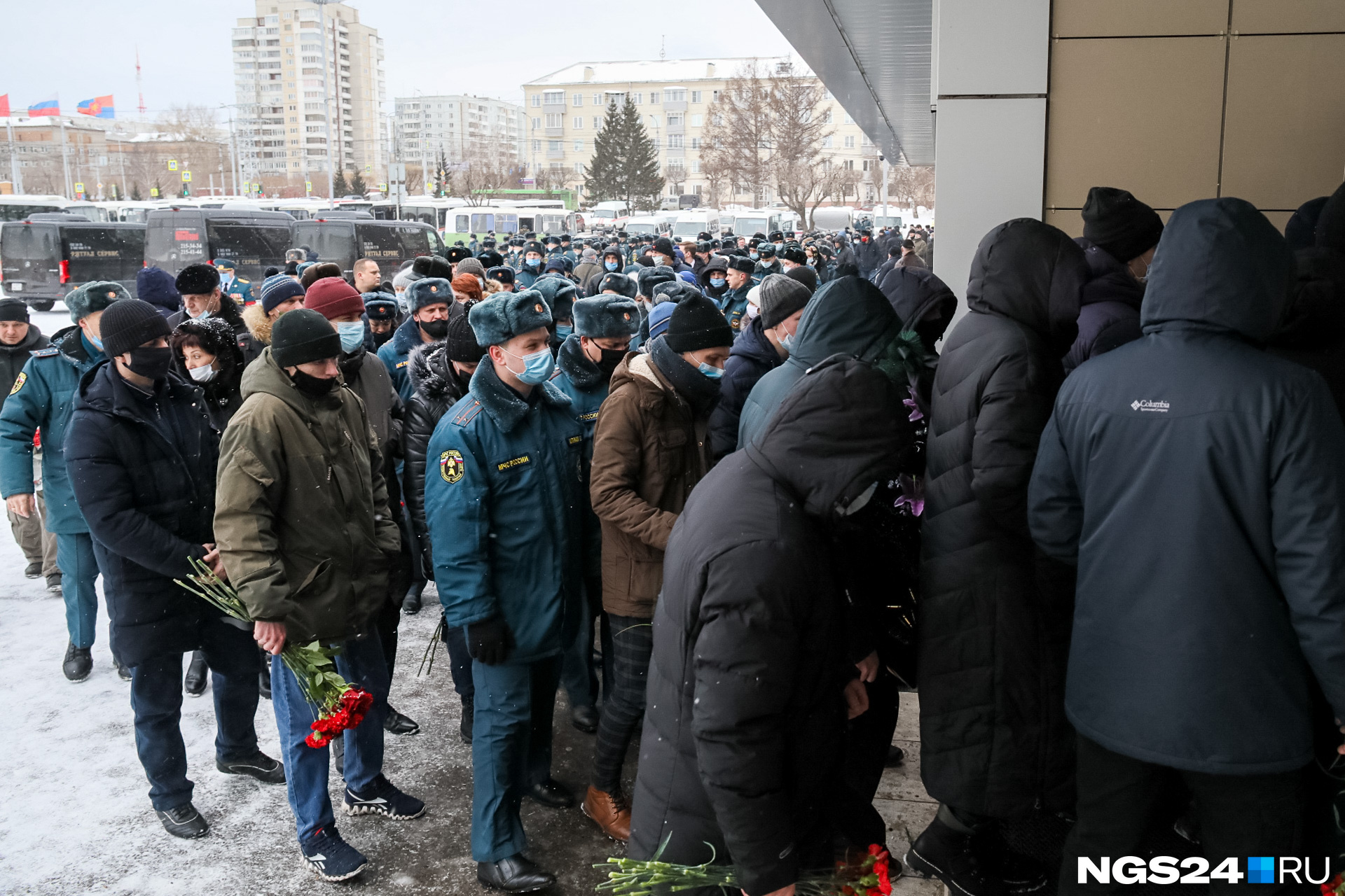 По оценкам МЧС, на церемонию пришли больше тысячи горожан По оценкам МЧС, на церемонию пришли больше тысячи горожан