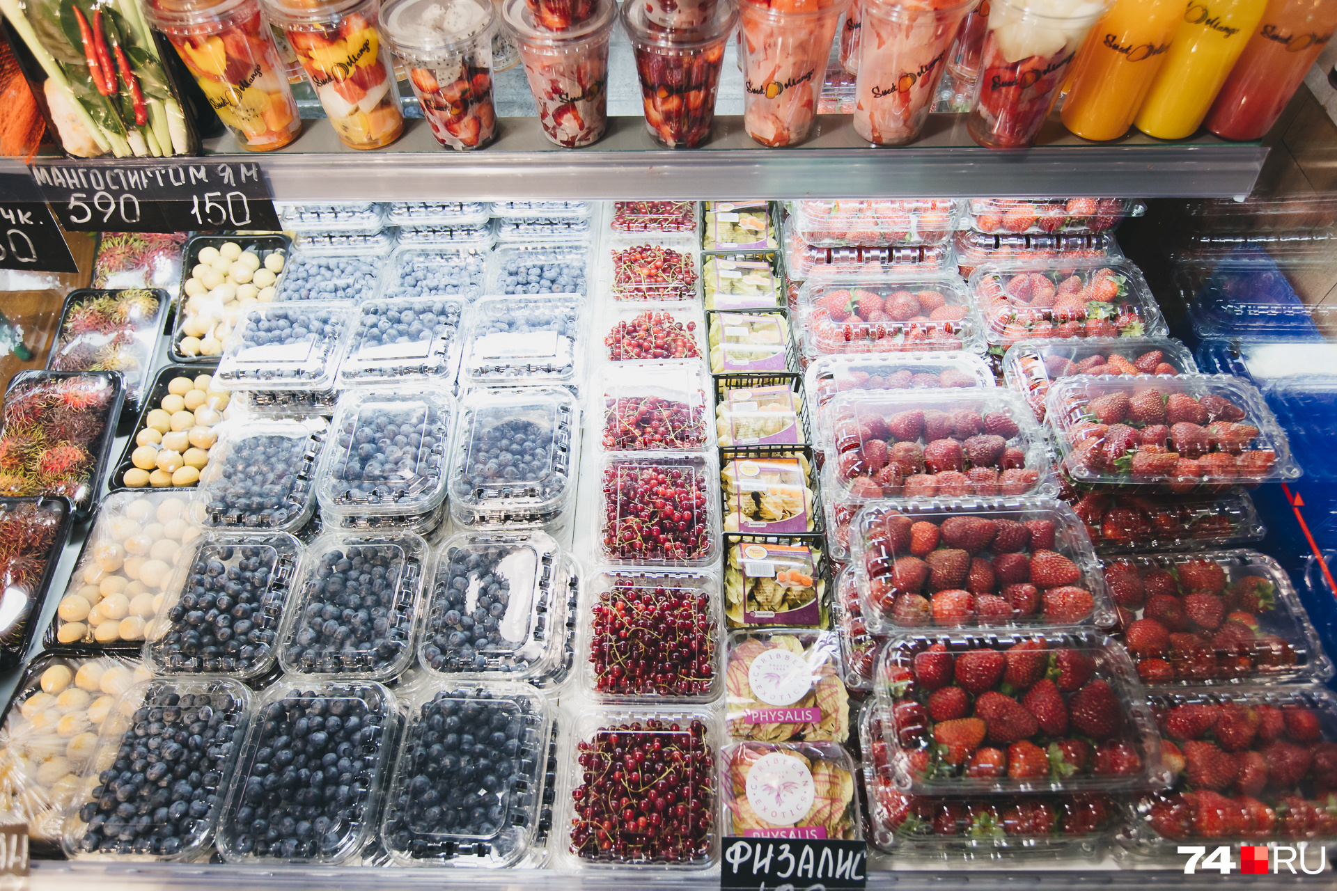 Прогуливаясь по фуд-маркету, можно выбрать экзотические фрукты, ягоды и овощи