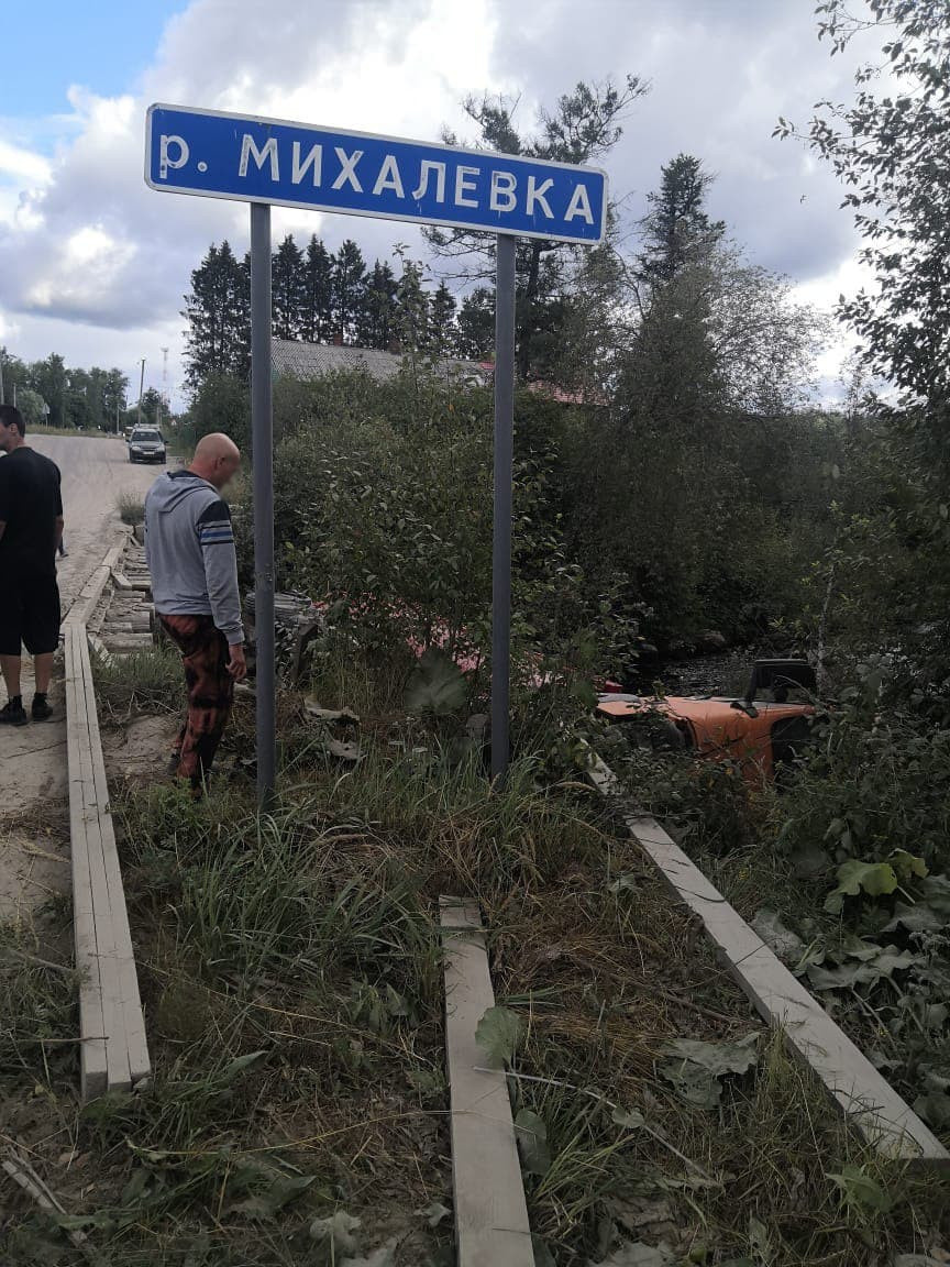 Водитель самосвала уснул за рулем и улетел с моста в реку под Петербургом
