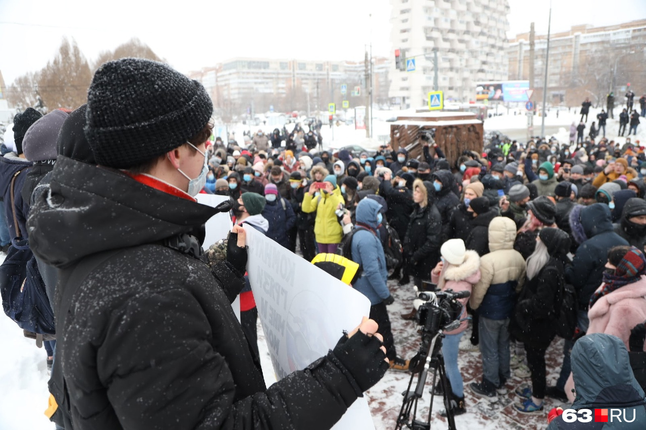 Сколько лет митинги. Митинг Навального в Самаре. Площадь славы митинг. Самара площадь славы митинг. Митинг за Навального в Самаре 2021.