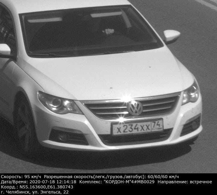 На снимках камер фиксации нарушений ПДД видно мужчину за рулем Volkswagen На снимках камер фиксации нарушений ПДД видно мужчину за рулем Volkswagen